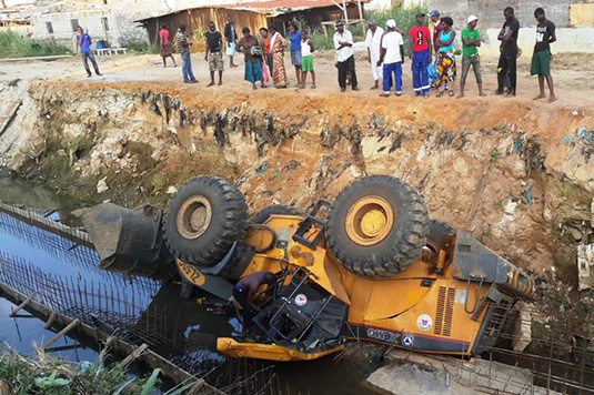 Chute d’un engin dans un canal à Libreville/Image Koaci.