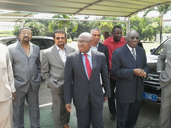 En cravate rouge, Jean De Dieu Moukagni Iwangou était un proche du défunt leader Pierre Mamboundou