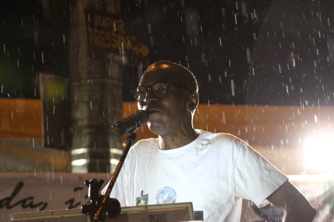 Sous la pluie, Jean Gaspard Ntoutoume Ayi a partagé sa vision politique.
