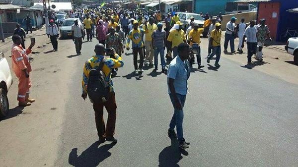 Des partisans de Jean Ping dans la rue