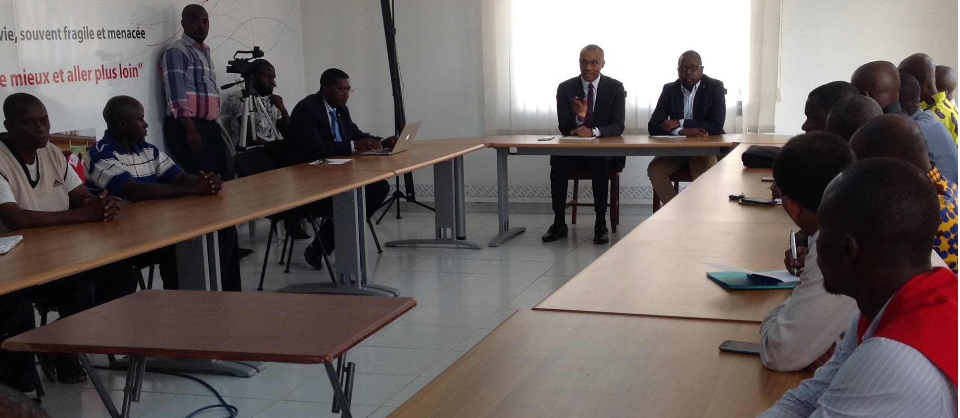 Les familles des victimes suivant les explications du président de la Croix-Rouge du Gabon 