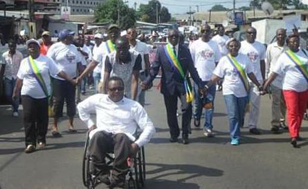 Marc Ona Essangui (fauteuil roulant), lors d’une marche à Libreville contre les violences policières.